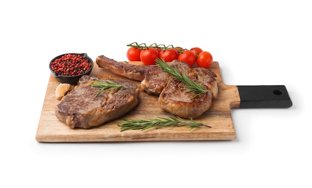 Piezas de deliciosa carne de res especias y tomates aislados en blanco