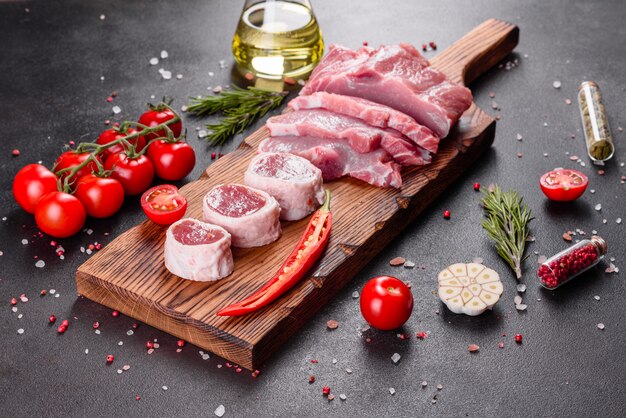 Piezas frescas de cerdo listo para cocinar. Medallones de solomillo filetes en una fila listos para cocinar