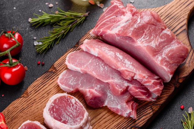 Piezas frescas de cerdo listo para cocinar. Medallones de solomillo filetes en una fila listos para cocinar