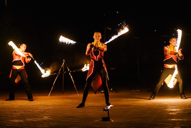 Piezas de fuego nocturno de un espectáculo de fuego