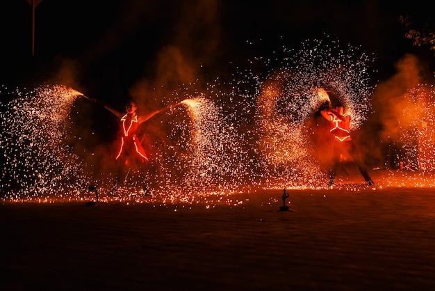 Piezas de fuego nocturno de un espectáculo de fuego