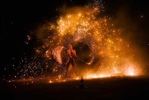 Piezas de fuego nocturno de un espectáculo de fuego