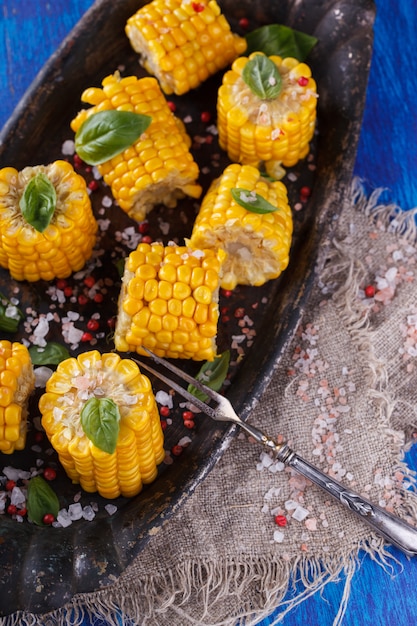 Piezas de maíz hervidas con albahaca. Merienda en las fiestas de verano.