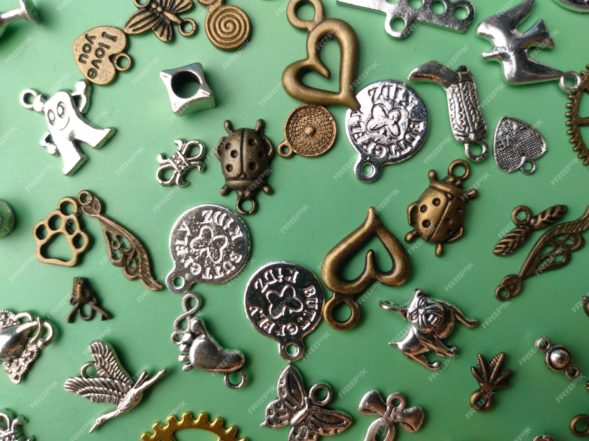 Piezas mixed charms colgantes diy para hacer joyas y manualidades bronce | Foto Premium
