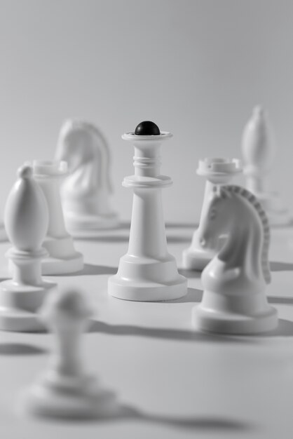 Foto piezas monocromáticas para juego de tablero de ajedrez