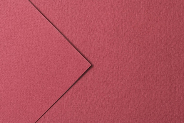 Piezas de papel kraft áspero fondo textura de papel monocromático geométrico color burdeos Mockup con espacio de copia para texto