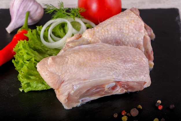 Piezas de pollo crudo para sopa