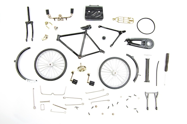 Foto piezas prefabricadas de un modelo de bicicleta sobre un fondo blanco.