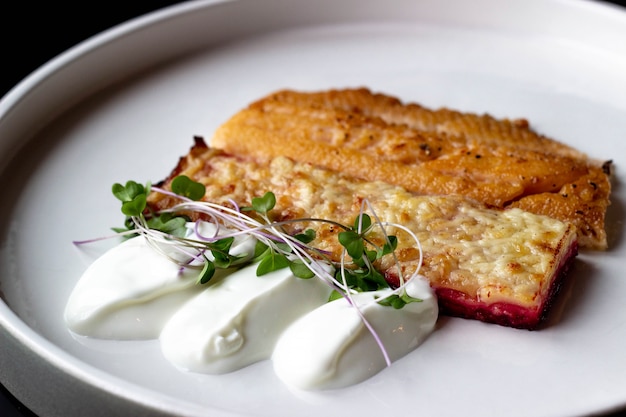 Piezas de salmón al horno en un plato.