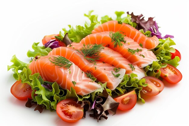 Piezas de salmón crudo con lechuga y tomates sobre un fondo blanco