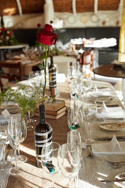 Las piezas sencillas pueden agregar un gran estilo a su entorno Foto de una mesa decorada en una recepción de boda