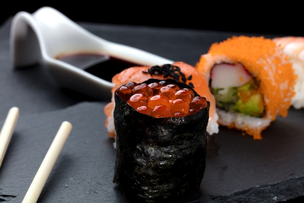 piezas de sushi en pizarra