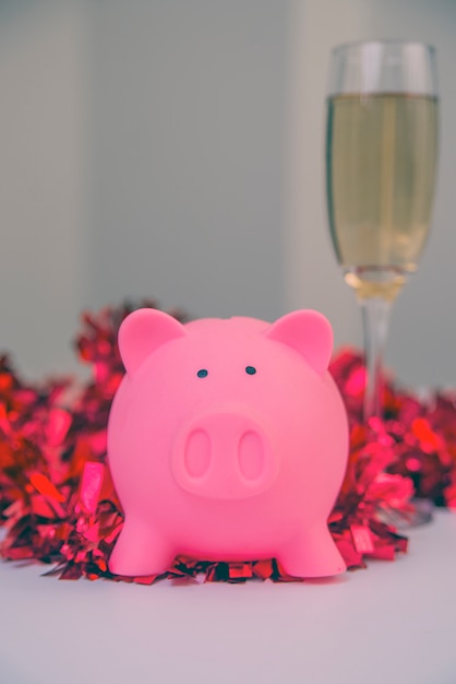 Piggy bank com decorações de natal. cofrinho com fundo de decoração de Natal, imagem para o tempo para começar a economizar ou solução para economizar dinheiro para o conceito de feriado de feriado de celebração de Natal.