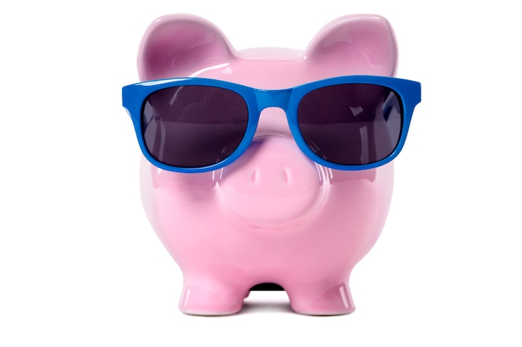 Foto piggy bank, die blaue sonnenbrille trägt