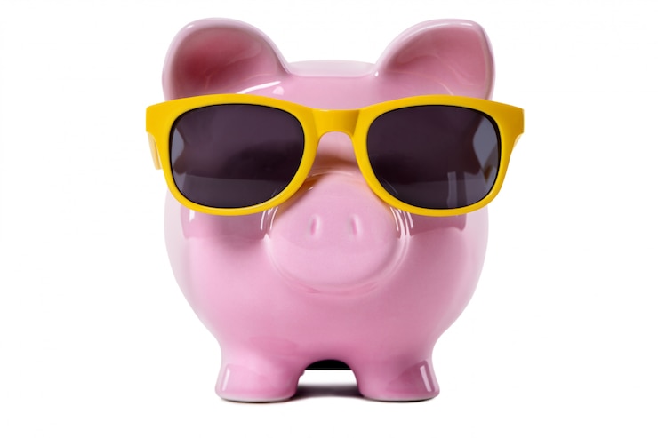 Foto piggy bank, die gelbe sonnenbrille trägt