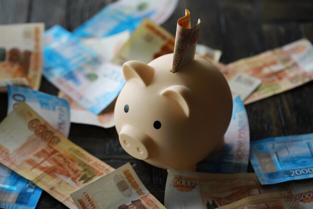 Piggy Bank Geld Russische Banknoten der Würde fünftausendeins und zweitausend Rubel Rubel Hintergrundkonzept