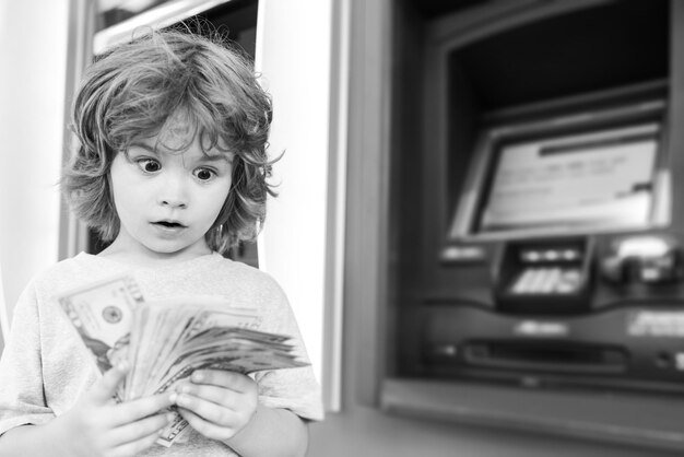 Piggy bank inversiones ahorrando dinero niño con dólares banca y finanzas