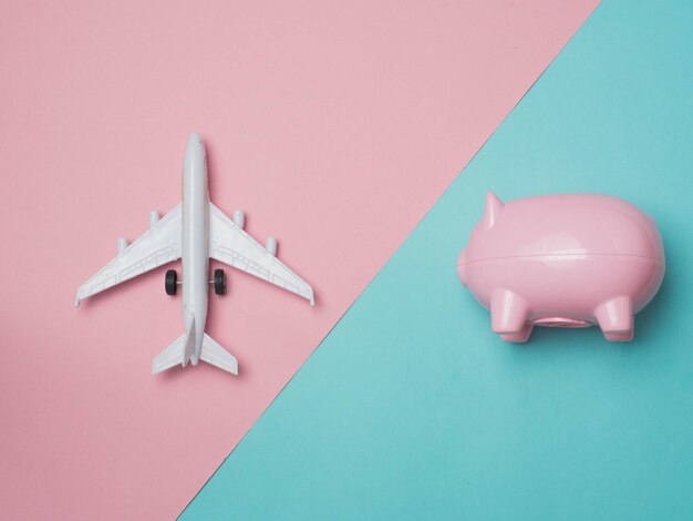 Piggy Bank Money Saving Finance ConceptPiggy Bank rosa Farbe auf farbigem Hintergrund Draufsicht flach legen Stil