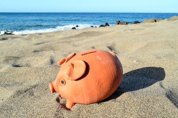 Piggy Bank en la playa de arena