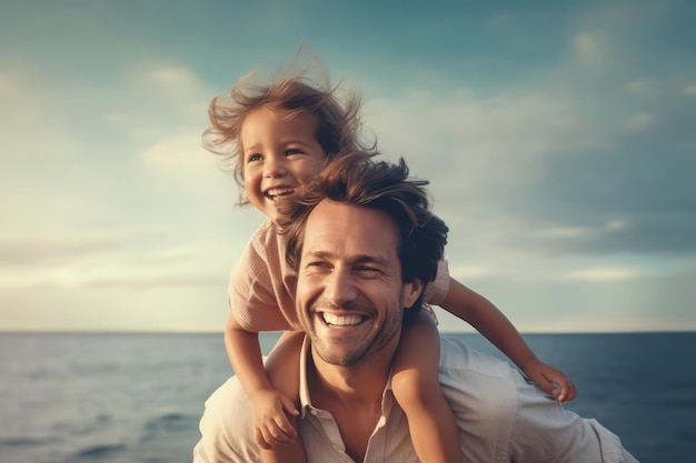 Piggyback Meer oder Vater mit einem Kind für einen Urlaubsurlaub zusammen mit Glück im Sommer