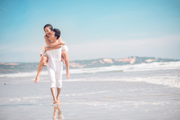 Piggybacking en la playa