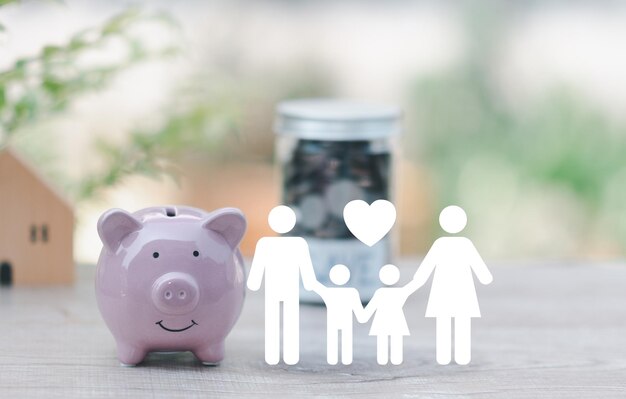 Foto piggybank glühbirne und ikonen familie auf der erde spende sparen wohltätigkeitsfamilie finanzplan konzept fundraising superannuation investitionen finanzkrise konzept traum zukunft vieler familien