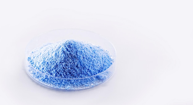 Pigmentos fluorescentes azules formados por una matriz polimérica de resinas de diferentes tipos como poliéster alquídico formaldehído que se fusionan con colorantes orgánicos