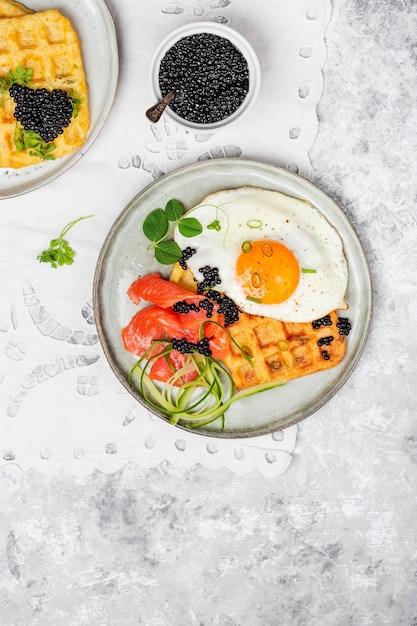 Pikante Kartoffelwaffeln mit Lachs, Ei und schwarzem Kaviar