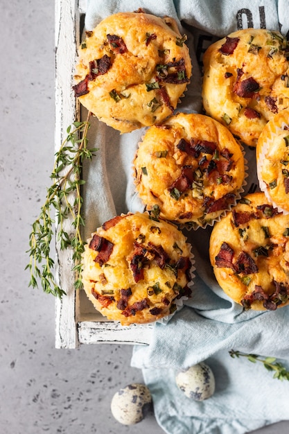 Pikante Muffins mit Speck, Wachtelei, Frühlingszwiebelkäse