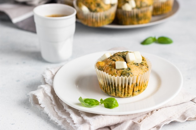 Pikante Muffins mit Spinat und Feta.