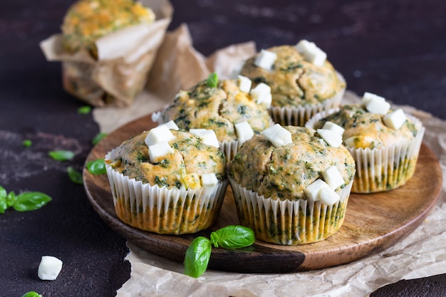 Pikante Muffins mit Spinat und Feta.