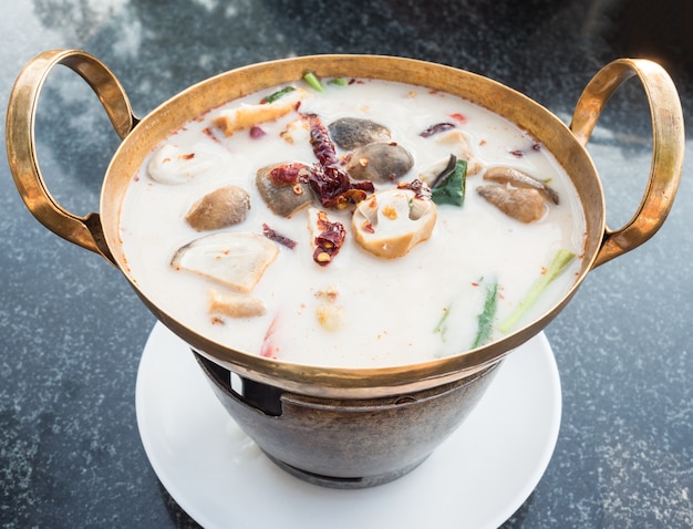 Foto pikante thai-suppe mit garnelen (tom yum kung)