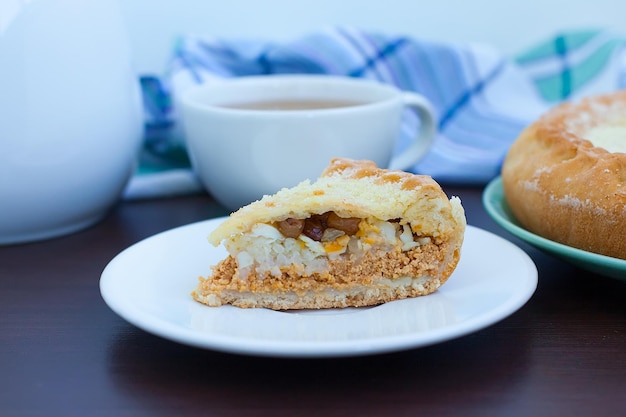 Pikante Torte mit Käse und Spinat auf dem Teller über dem Tisch