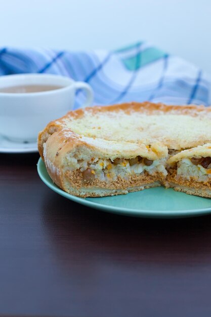 Pikante Torte mit Käse und Spinat auf dem Teller über dem Tisch