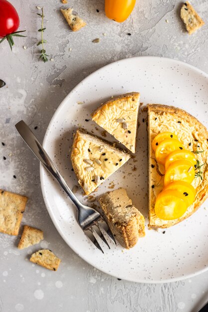 Pikanter Käsekuchen mit Tomaten und Thymian.