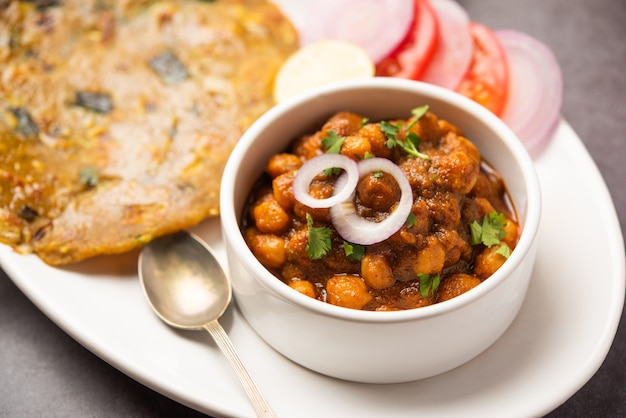 Pikantes Kichererbsen-Masala oder Chole-Curry mit Pyaj Paratha oder Frühlingszwiebel-Parantha und Mangogurke
