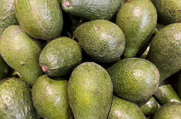 una pila de aguacates se apila uno encima del otro.