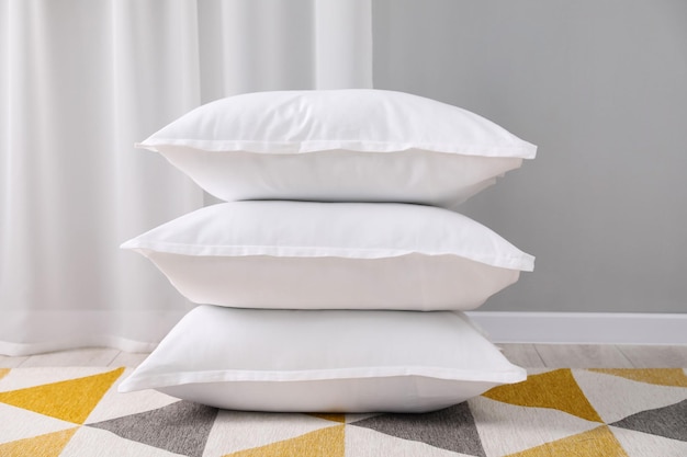 Una pila de almohadas blancas en el suelo en el interior