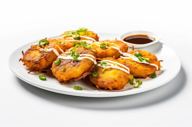 Pila de aloo tikki en un plato con un fondo blanco.