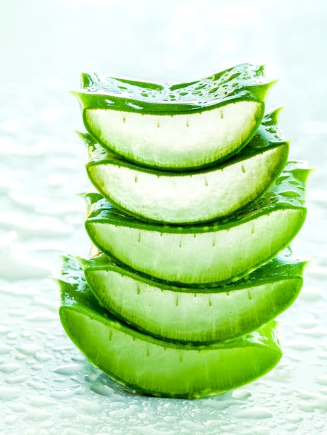 Pila alternativa de aloe vera para el cuidado de la piel con gota de agua