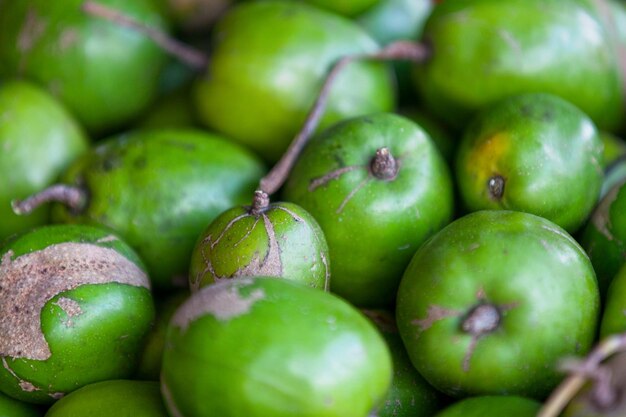 Foto pila de ambarellas en un puesto en el mercado