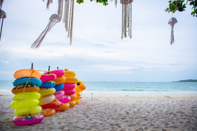 Foto pila de anillo de goma para que la gente juegue en el mar en una playa