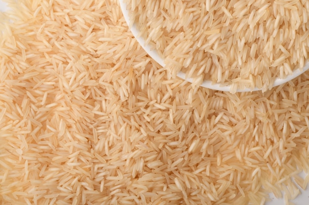 Pila de arroz integral en blanco