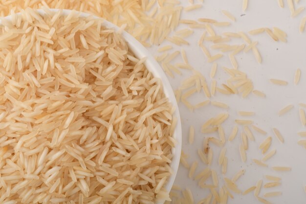 Pila de arroz integral en blanco