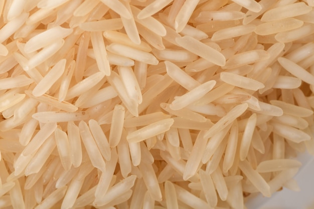 Pila de arroz integral en blanco