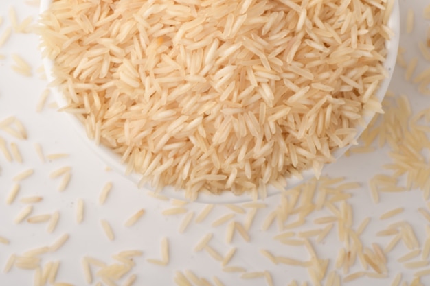 Pila de arroz integral en blanco