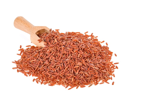 Pila de arroz rojo aislado