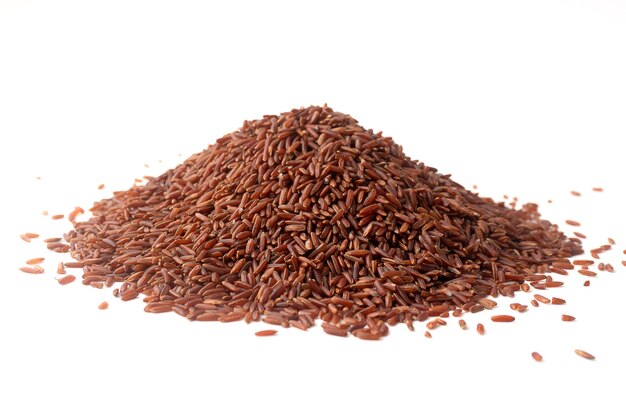 Pila de arroz rojo aislado