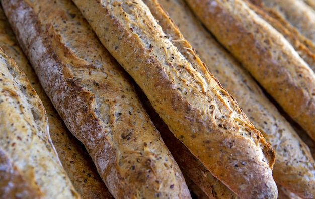 Pila de baguettes crujientes en la panadería