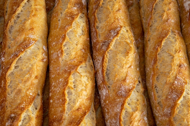 Pila de baguettes crujientes en la panadería